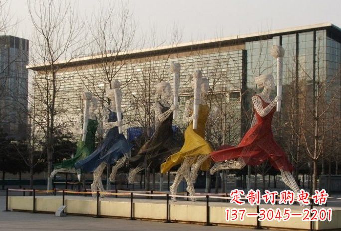 淮安不锈钢火炬手雕塑象征着永恒的精神