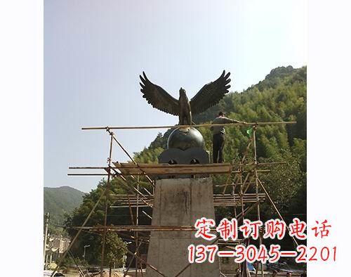淮安不锈钢老鹰踩地球雕塑缅怀大自然之美