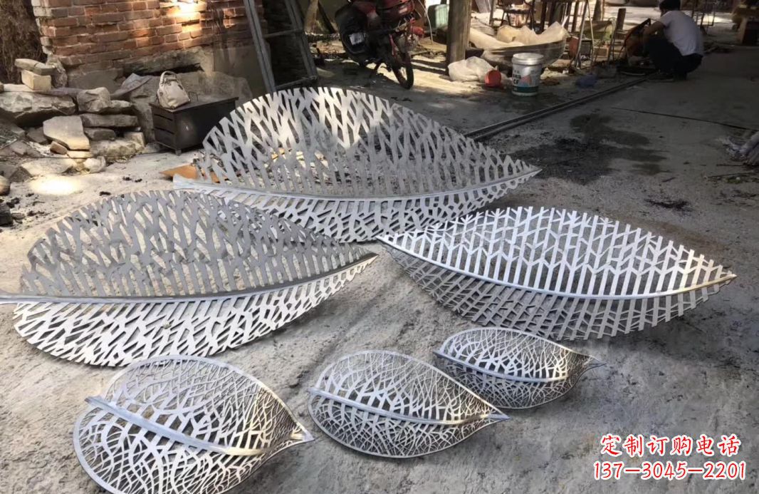 淮安不锈钢树叶雕塑美丽的自然之美