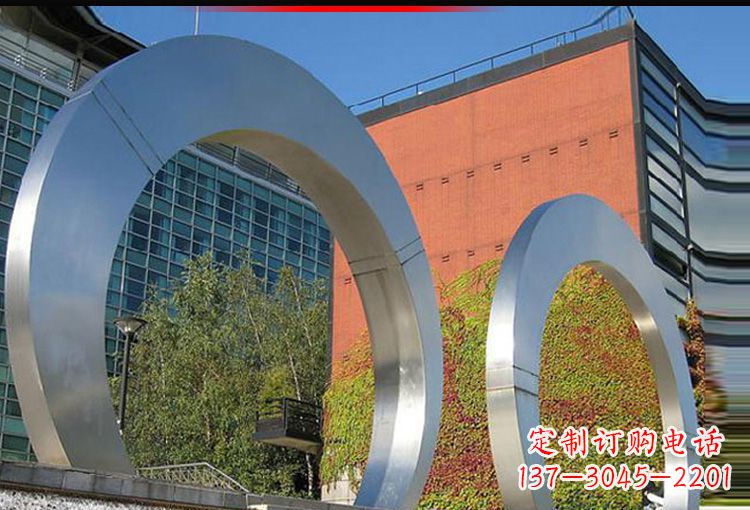 淮安城市空间里的不锈钢圆环雕塑