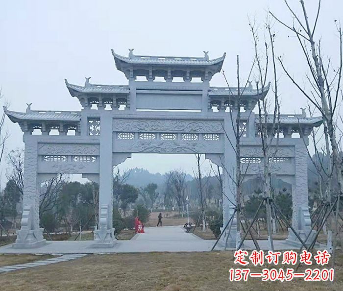 淮安村口三门石雕牌楼古朴华丽