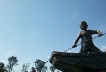 淮安男孩撑船铜雕，营造童趣氛围
