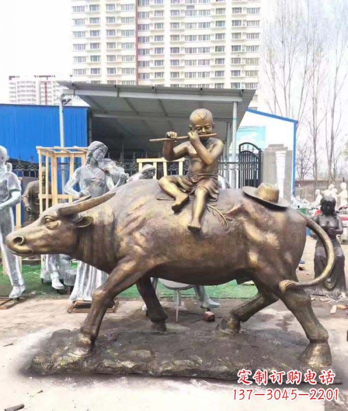 淮安专为儿童量身定制的牧童骑在牛背吹笛铜雕