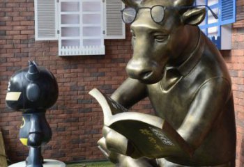 淮安看书的牛卡通动物铜雕：艺术品级的制作品质
