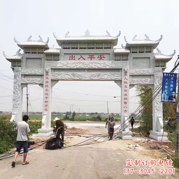 淮安质朴粗犷的三间四柱农村石牌坊雕塑