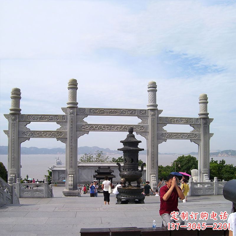 淮安寺院冲天式石雕牌坊