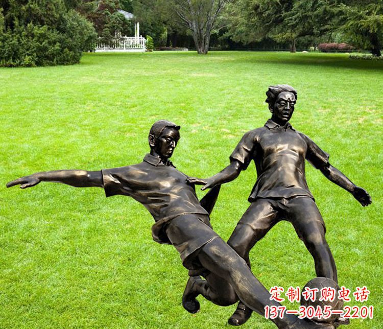 淮安踢足球的人物铜雕