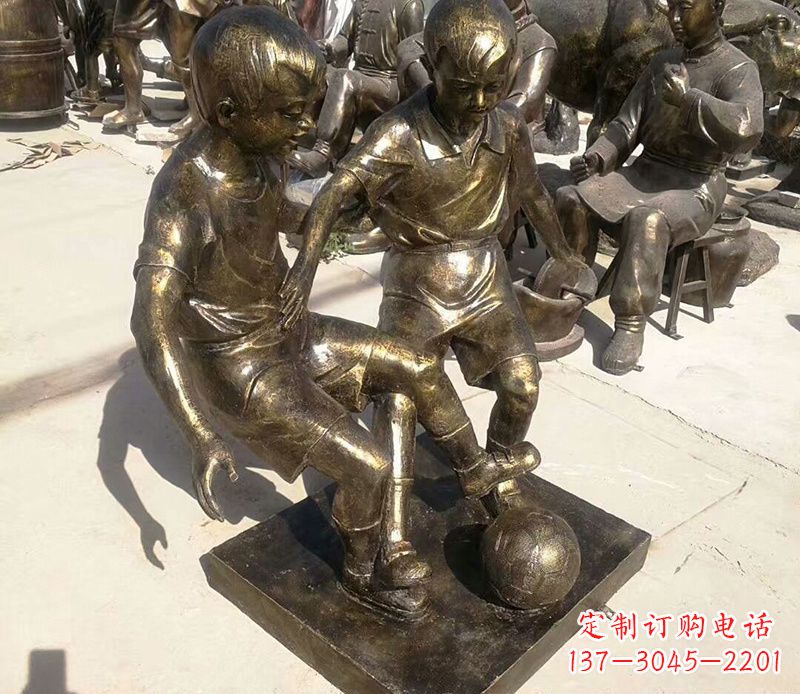 淮安踢足球的儿童铜雕