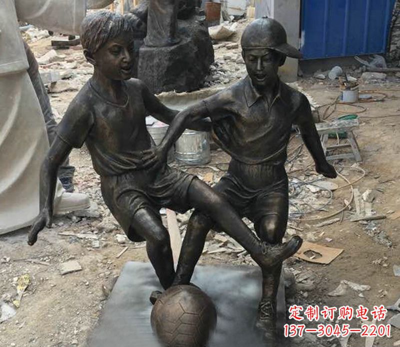 淮安踢足球公园人物铜雕