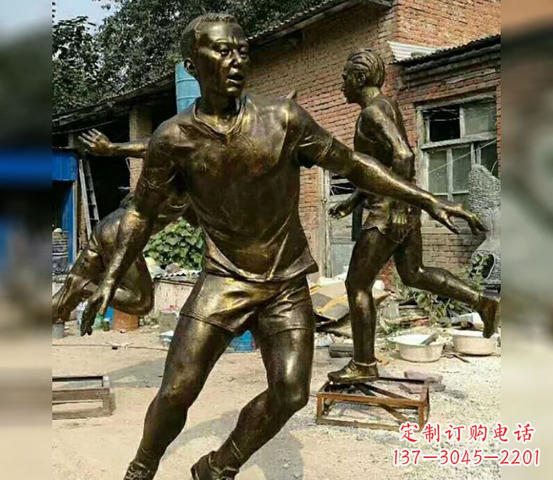 淮安踢足球广场人物铜雕