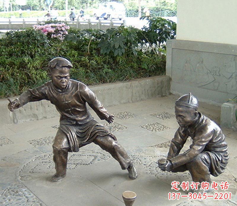 淮安玩陀螺的古代儿童铜雕
