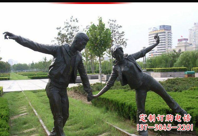 淮安走铁轨的情侣铜雕