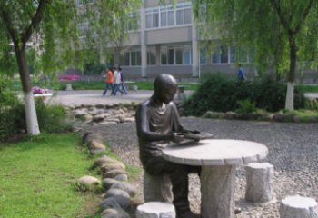 淮安坐石桌凳看书的学生铜雕